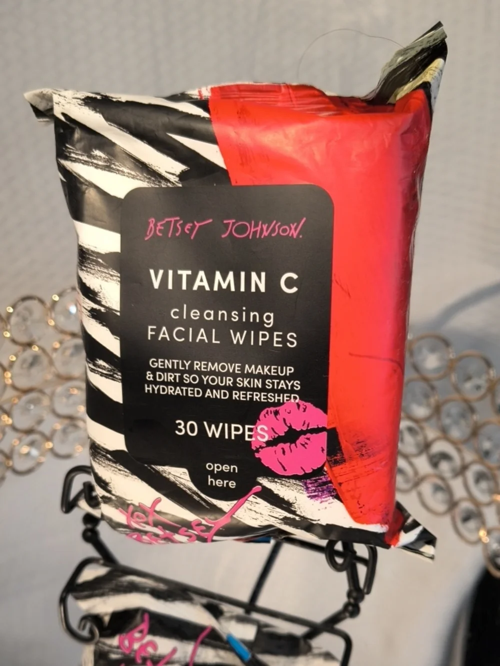 Betsey Johnson Vitamin C Cleansing Facial 30 Wipes – Hot Pink & Black